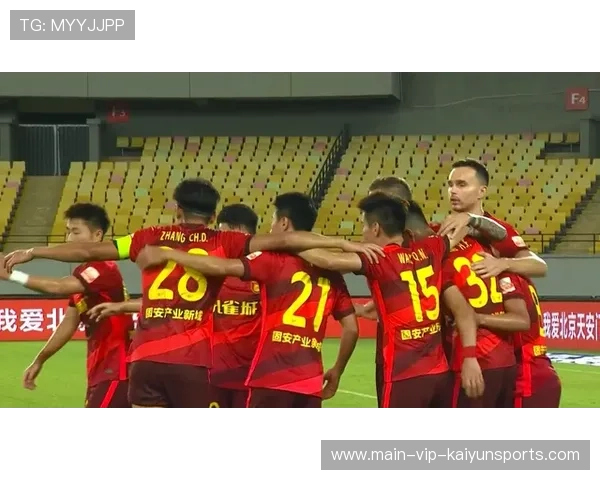 球员在训练中练习“边路回敲+中路插上”组合破门动作