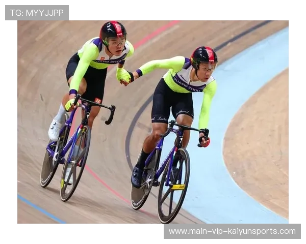 自行车场地赛冲刺展现超高爆发力，教练团队被媒体采访