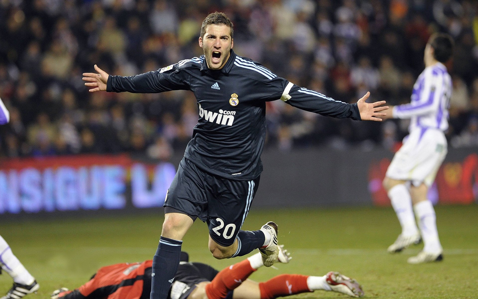 “华金·托比利亚的全能防守与精准传球，成为阿根廷美洲狮队的核心力量”